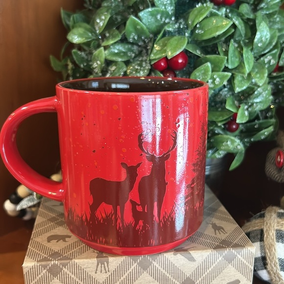 Beautiful collector mug deer on both sides and Tim Horton logo inside of mug - Picture 3 of 3